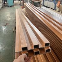 Cloison de séparation intérieure en lamelles WPC Panneaux en PVC pour mur intérieur Persienne en WPC grands panneaux muraux