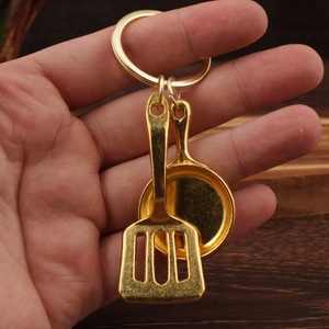 Porte-clés en alliage vintage en forme de poêle et spatule, pendentif en métal, accessoire de décoration pour la maison - Product Image 2