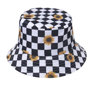 siyah beyaz damalı kova şapka Suppliers-Sıcak fantezi tarzı damalı yumuşak geri dönüşümlü seyahat açık hava şapkası siyah beyaz desen tasarım çiçek tüyleri kova şapka