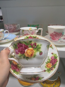 Ensemble de tasses à thé et soucoupes en céramique personnalisées avec logo, bord doré, style européen, motif rose, écologique, durable, idéal pour le thé de l'après-midi, cadeau de mariage - Product Image 1
