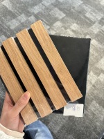 Panneaux acoustiques en bois ignifuges modernes - Panneaux muraux absorbants le son élégants pour les bureaux, les studios et les intérieurs d'hôtels
