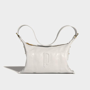 กระเป๋าสะพายหนังสีดำเงาทรงพระจันทร์เสี้ยวดีไซน์เรียบง่ายแบบกดสาย - Product Image 3