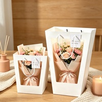 Sac en papier trapézoïdal personnalisable avec poignée en corde souple et fenêtre pour l'emballage de fleurs