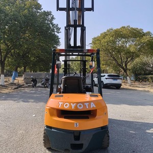 Подержанный вилочный погрузчик <span class=keywords><strong>Toyota</strong></span>, <span class=keywords><strong>3</strong></span> тонны, <span class=keywords><strong>3</strong></span>-секционная мачта, дизельный двигатель, малая наработка, высота подъема 4500 мм, редуктор, мотор, подшипники, в хорошем состоянии - Product Image 1
