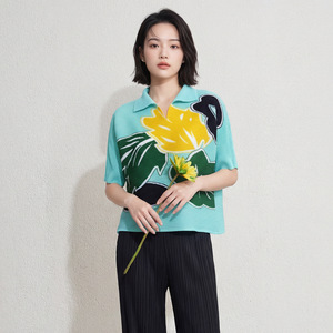 PY 2026 Haut plissé décontracté Miyake à col polo, imprimé floral large, coupe ample, manches courtes, vente en gros de vêtements en vrac - Product Image 1