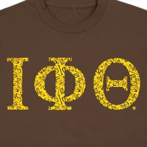 Camiseta gráfica Iota Phi Theta marrón con letras griegas amarillas Camiseta de cuello redondo de algodón Elegante fraternidad Greek Life Collegiate Top - Product Image 1