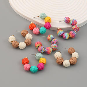 Boucles d'oreilles tissées mode tissé raphia géométrique sphérique coloré boucles d'oreilles pour femmes Uionen 1048 - Product Image 1