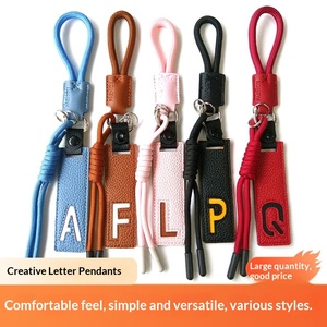 Porte-clés pendentif Crowdbag en forme de petite baleine mignonne avec motif lettre et bande décorative - Product Image 2