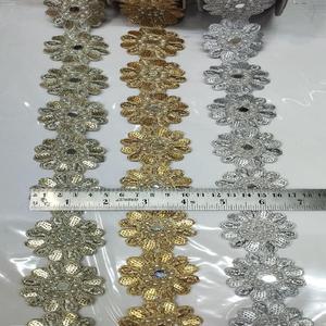 Rollo de ajuste de encaje de perlas Zari doradas hecho a medida para ropa de novia y trajes festivos para compradores y diseñadores a granel - Product Image 4