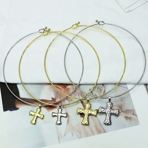 สร้อยคอโลหะคลาสสิกชุบทองคำ 18k พร้อมจี้รูปไม้กางเขนแบบเรียบง่าย - Product Image 1