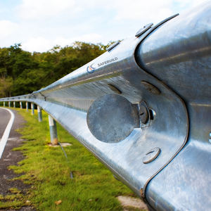 מעקה בטיחות מפלדה Q235/Q345 בצורת W עם ציפוי אבץ בעובי ≥600 גרם/מ², מעקה בטיחות גלי כפול מגולוון לבטיחות בדרכים - Product Image 3