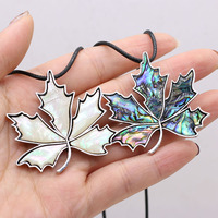 Collier pendentif en coquille d'ormeau naturel pour femmes collier de broche en forme de feuille d'érable Vintage collier en cuir corde bijoux de charme pour cadeaux