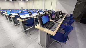 Bureau moderne motorisé avec écran LCD pour conférence vidéo sans papier, idéal pour la salle de classe, la formation et les ateliers – Mobilier de salle de réunion - Product Image 5