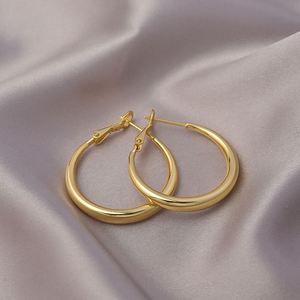 Boucles d'oreilles créoles minimalistes de luxe en argent pour femmes, bijoux surdimensionnés pour visages carrés/ronds, grand design de créateur, vente en gros - Product Image 6