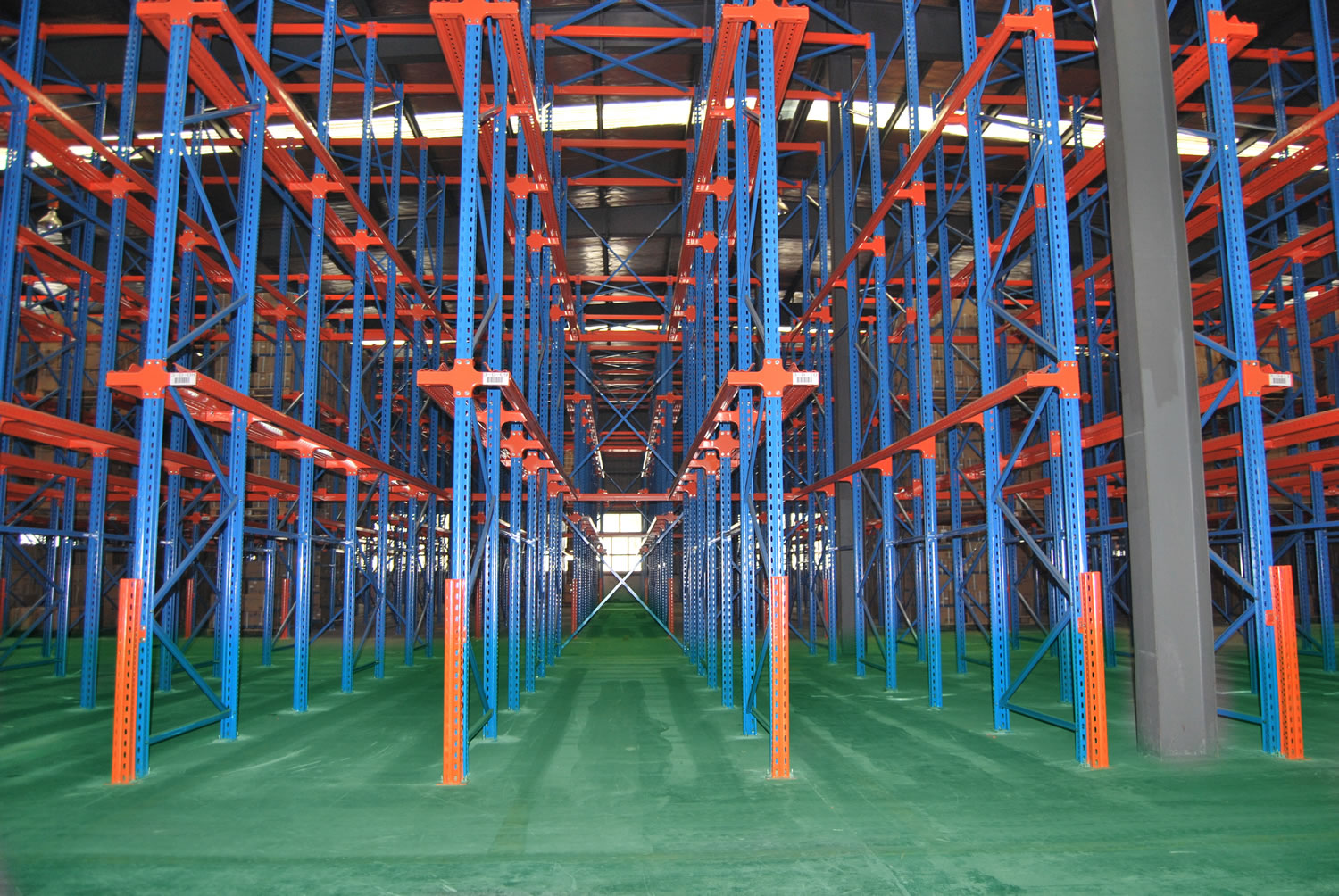 Customized Welded Steel Drive In Pallet Rack Dividers workshop