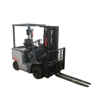 Montacargas Diésel TCM 2.5T con Mástil de Tres Etapas y Neumáticos, Usado para Almacenes - Product Image 1