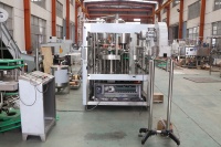 Machine à boissons automatique haute précision 2000BPH pour bouteilles en verre d'eau pure, de gel et de shampoing, haute productivité, moteur à commande PLC