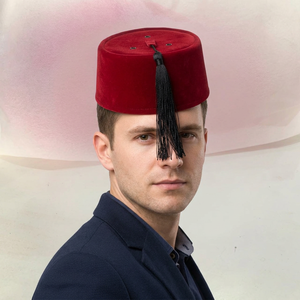 Chapeau Fez Marocain Authentique en Velours Rouge Tarboosh avec Pompon en Soie Noire Traditionnel Ottoman Turc Fait Main Unisexe Décontracté Courbé - Product Image 1