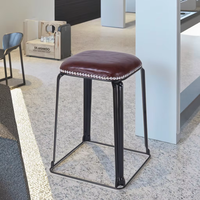 Chaise empilable sans bras peu encombrante facile à ranger pour la maison ou l'appartement