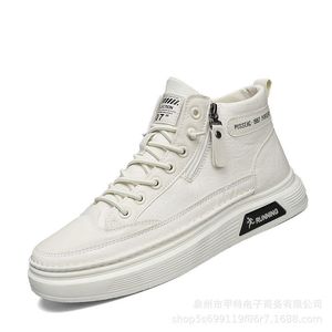 รองเท้าผู้ชายทรงหุ้มข้อหนัง PU รุ่นใหม่สำหรับฤดูใบไม้ร่วง ระบายอากาศได้ดี เข้าได้กับทุกชุด สวมใส่สบาย เหมาะสำหรับทำงาน กันน้ำ กันลื่น แบบผูกเชือก รองเท้าเชฟ - Product Image 5