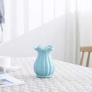 白色奢华小型装饰艺术陶瓷桌面花瓶，花卉设计，适合现代家居装饰 - Product Image 4