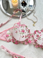 Bra dan Thong Renda Pink Romantis dengan Detail Bunga yang Mencolok Set Lingerie Erotis Seksi Wanita Berbahan Renda Bunga