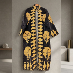 Manteau long en velours noir fait main sur mesure avec broderie appliquée motif grenade jaune doré, style vintage bohème, vente en gros - Product Image 6