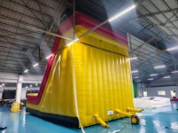 Grande toboggan gonflable et château gonflable, structure de jeux gonflable pour enfants, combo toboggan et château gonflable commercial.