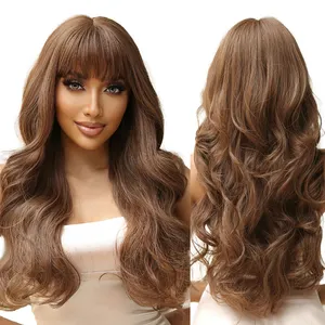 Precio al por mayor de fábrica Pelucas rizadas largas marrones castañas sintéticas con flequillo para mujeres negras <span class=keywords><strong>Peluca</strong></span> de aspecto natural ondulado - Product Image 1