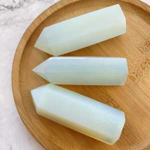 Obelisco in Cristallo di Opale Lucidato Artigianalmente - Regalo di Tendenza per Appassionati di Spiritualità e Amanti della Guarigione - Product Image 4