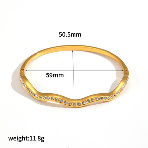 กำไลข้อมือเหล็กสแตนเลสชุบทอง18K ลายลอนดีไซน์เปิดแบบไม่ซีดจางปรับได้ - Product Image 5