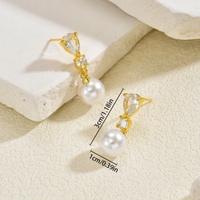 Accessoires: Geometrische, Nischen-Ohrringe mit Perlen und Zirkonia-Design, Modische und Vielseitige Ohrstecker.