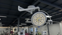 Plafond à éclairage élevé LED lumière chirurgicale panneau de commande tactile plafond lampe chirurgicale sans ombre
