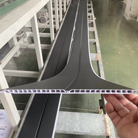 Plafond en PVC noir mat ou brillant, laminé, imperméable et résistant à l'humidité, panneau décoratif en PVC pour plafonds intérieurs.