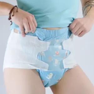 Campioni gratuiti all'ingrosso stampati pannolini per bambini usa e getta Ultra spessi pantaloni per incontinenza anziani ad alta capacità