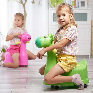 Asiento de inodoro para niños Topbele con ruedas y diseño de dibujos animados para el entrenamiento de ir al baño para niños pequeños - Product Image 1