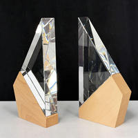 Trophée en cristal personnalisé avec base en bois, trophée en cristal de forme triangulaire
