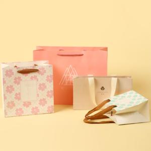 Sacs cadeaux en papier pour bijoux de luxe, impression de logo personnalisée, petit sac d'emballage pour cadeau de mariage avec poignée en ruban - Product Image 5