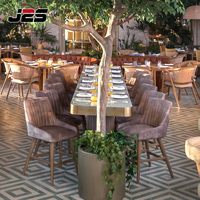 Ensemble de mobilier de restaurant commercial J2S avec banquette en cuir marron, table ronde et chaises en rotin pour projets hôteliers