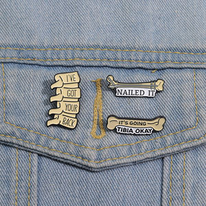 Jeu de mots médical son Tibia va bien émail broche drôle métal broche revers Badge bijoux sac à dos accessoires - Product Image 1