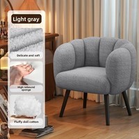 Luxuriöser Einzelsessel mit Schaffellbezug für Komfort und Entspannung im Wohnzimmer oder Schlafzimmer