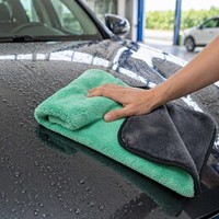 Serviette de lavage de voiture en microfibre à séchage rapide personnalisée douce double face tissée carrée en peluche multicolore pour un usage domestique