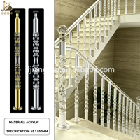Rampe en acrylique moderne à haute transparence avec fixations métalliques durables, idéale pour les villas