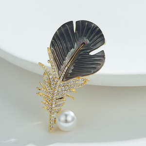 Broche en plumes de haute qualité en gros, plaquée or/argent, avec coquillage naturel et perle blanche, épingle en métal en forme de feuille - Product Image 5