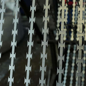 Alambre de Púas de <span class=keywords><strong>Concertina</strong></span> de 450 <span class=keywords><strong>mm</strong></span>, <span class=keywords><strong>500</strong></span> <span class=keywords><strong>mm</strong></span>, 600 <span class=keywords><strong>mm</strong></span> y 900 <span class=keywords><strong>mm</strong></span> de Diámetro para Seguridad Perimetral de Aeropuertos y Ferrocarriles - Product Image 3