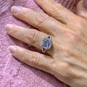 Anello da Donna F1492 in Oro Bianco con Diamante Naturale Taglio Cushion, Anello di Fidanzamento con Diamante Colore D e Design Halo - Product Image 4