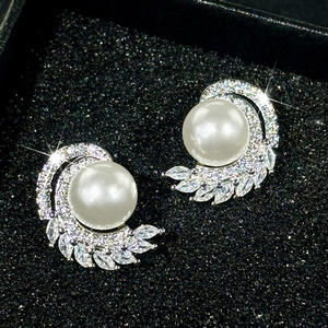 Boucles d'oreilles en or blanc E3467 avec perles d'imitation et diamants taille marquise, design floral, pour mariage, bijoux femme - Product Image 3