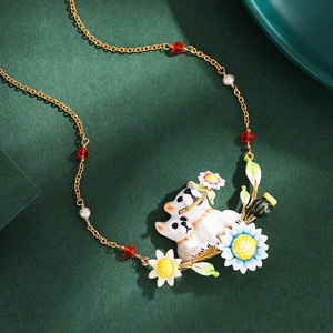 Collier pendentif chien bouledogue en émail avec fleur marguerite, bijou floral mignon pour femme - Product Image 1