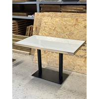 Table en marbre pour restaurant et café avec bord en acier doré