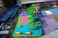 Parc d'attractions gonflable géant commercial multi-glissades et parcours d'obstacles pour enfants, idéal pour la location